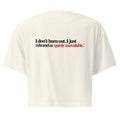 T-shirt Cropped "Quietly Unavailable", cor natural, costas